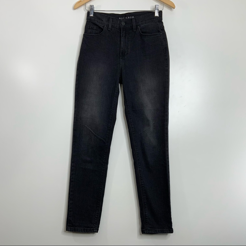 Mott and Bow Mom Jeans. Waist 25 Length 28.